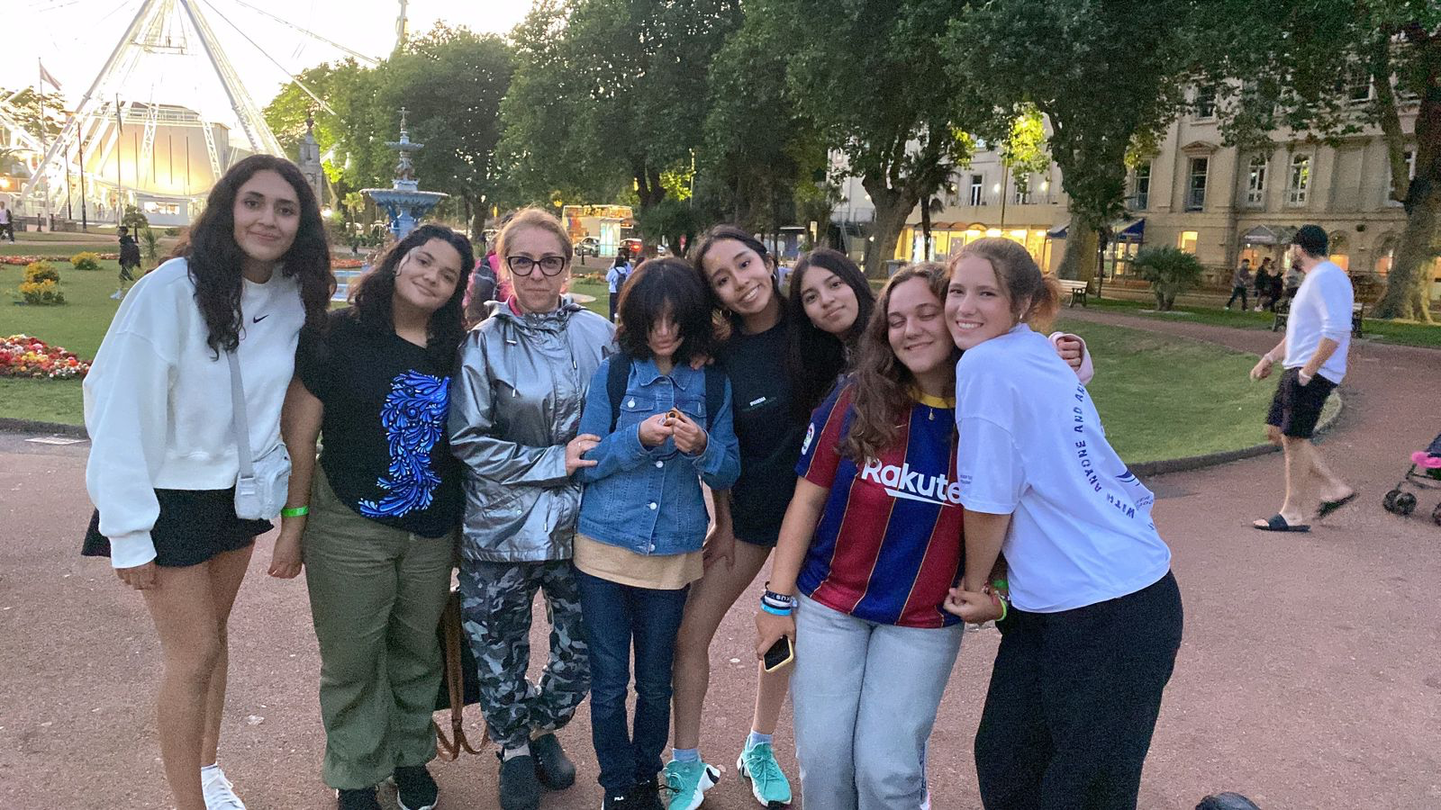 Blanch Campuzano acompañando a estudiantes durante un viaje educativo